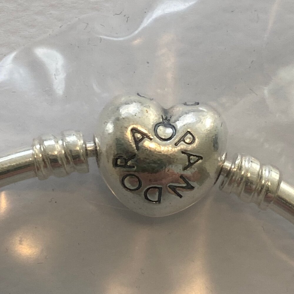🩷Authentic Pandora 7.5  Logo Heart Clasp Bangle Sterling Silver 🩷 - Picture 4 of 6
